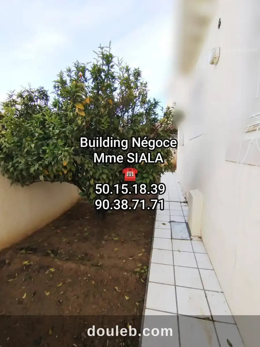Rdc villa s2 bien situé avec jardin cité ennasr à Ariana