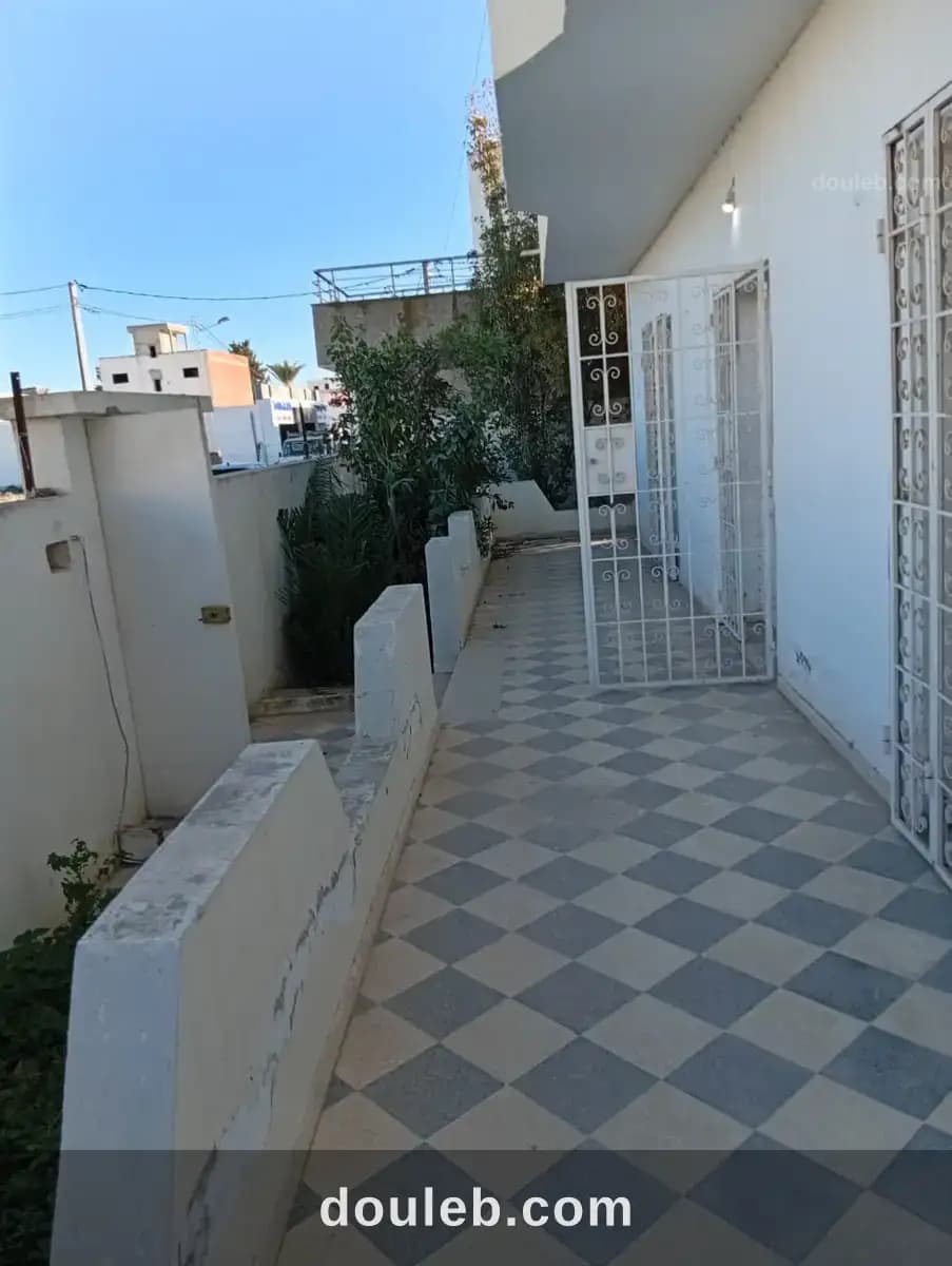 Une grande maison à usage commerciale à Tunis