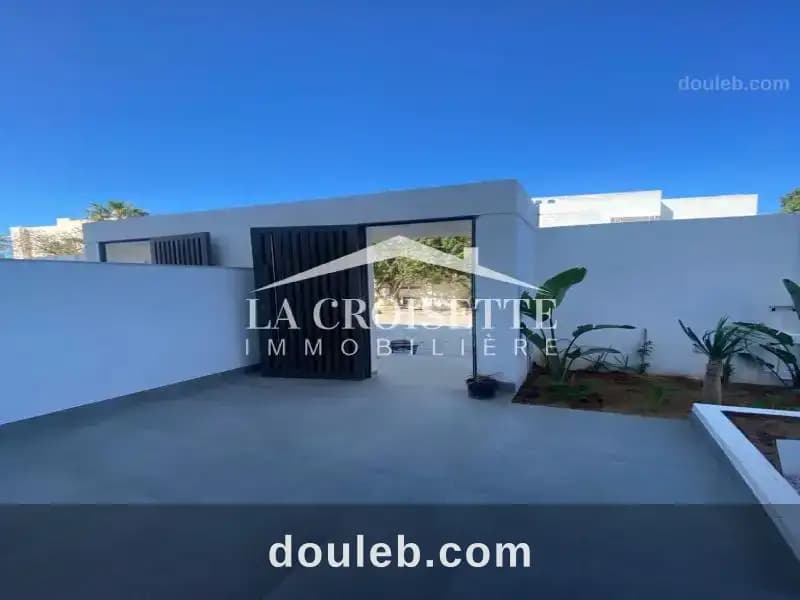 Villa s3 avec piscine à gammarth mvl0015 à Tunis