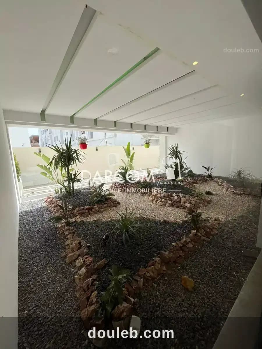 S3 au rez de chausée avec jardin - Miniature 3