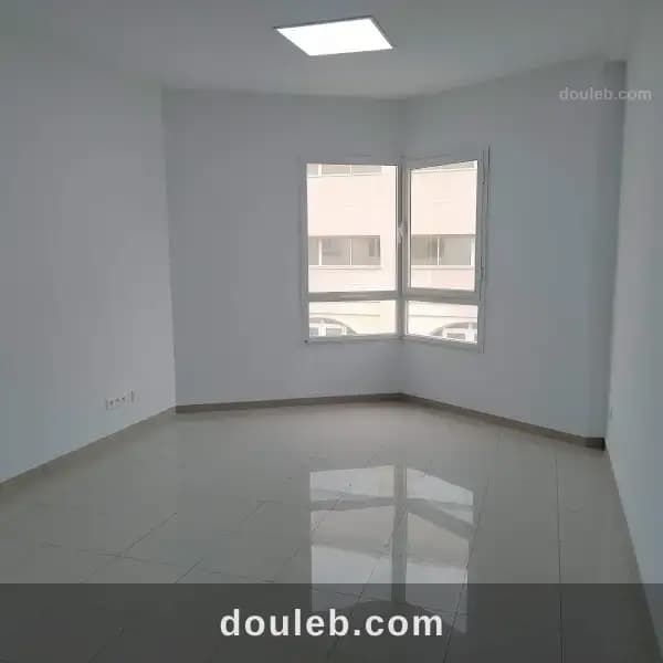 Joli bureau hall plus 3 au lac 1 à Tunis