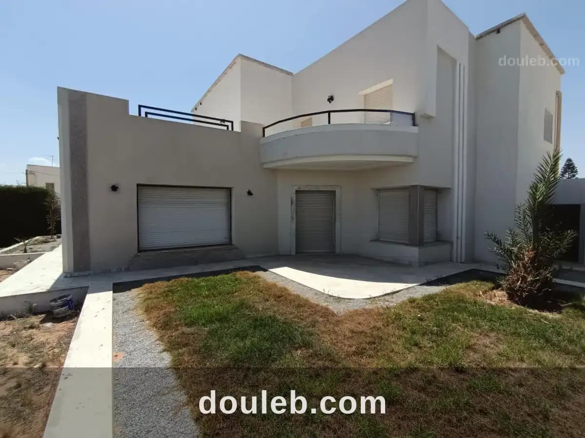 Villa inachevée et catcasse rte tunis à Sfax