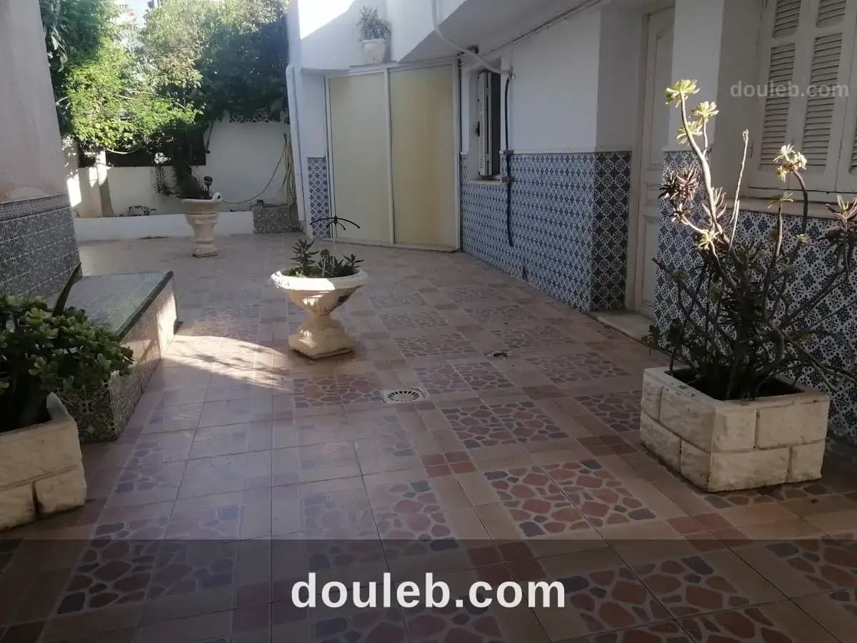 Studio bien équipé à bardo ttes commodités à côté à Tunis