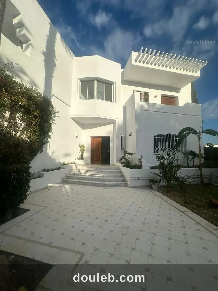 Une villa de 3 niveaux usage habit à menzah 9 à Tunis