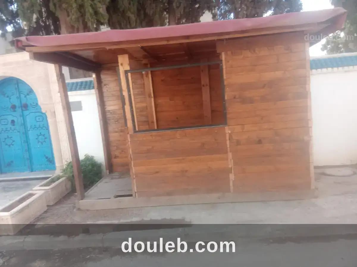 Cabine en bois rouge massif à Tunis