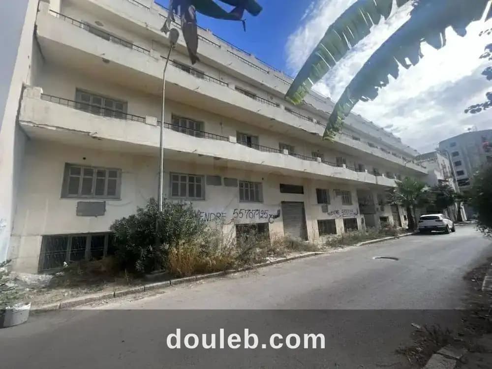 Bâtiment r3 899 metre à Tunis