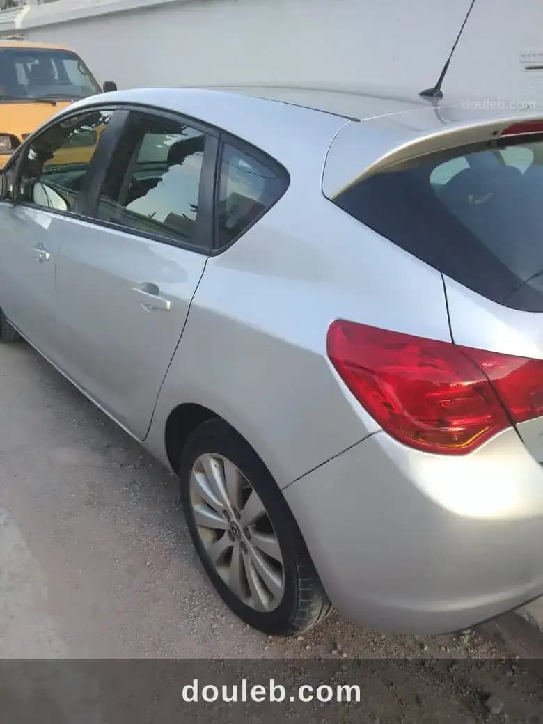 Belle occasion opel astra j à Tunis