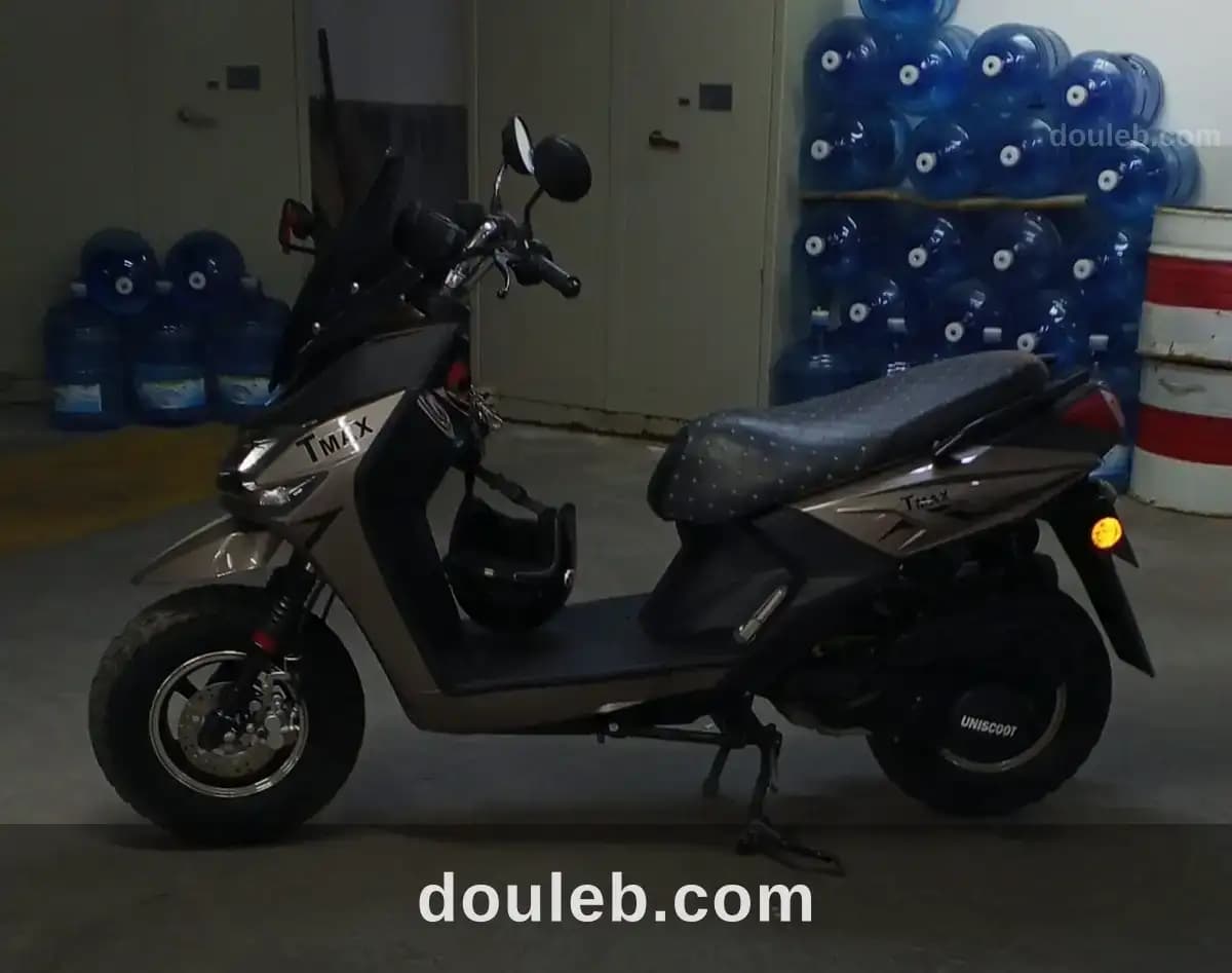 Deux motos piaggio si et yamaha tmax 125 - Miniature 3