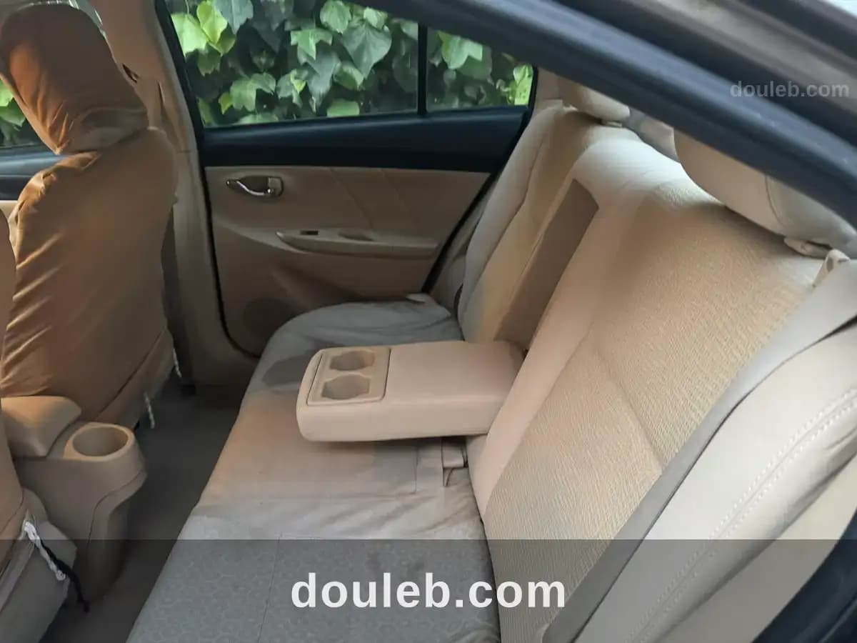 Toyota yaris sedan bronze - Miniature 4