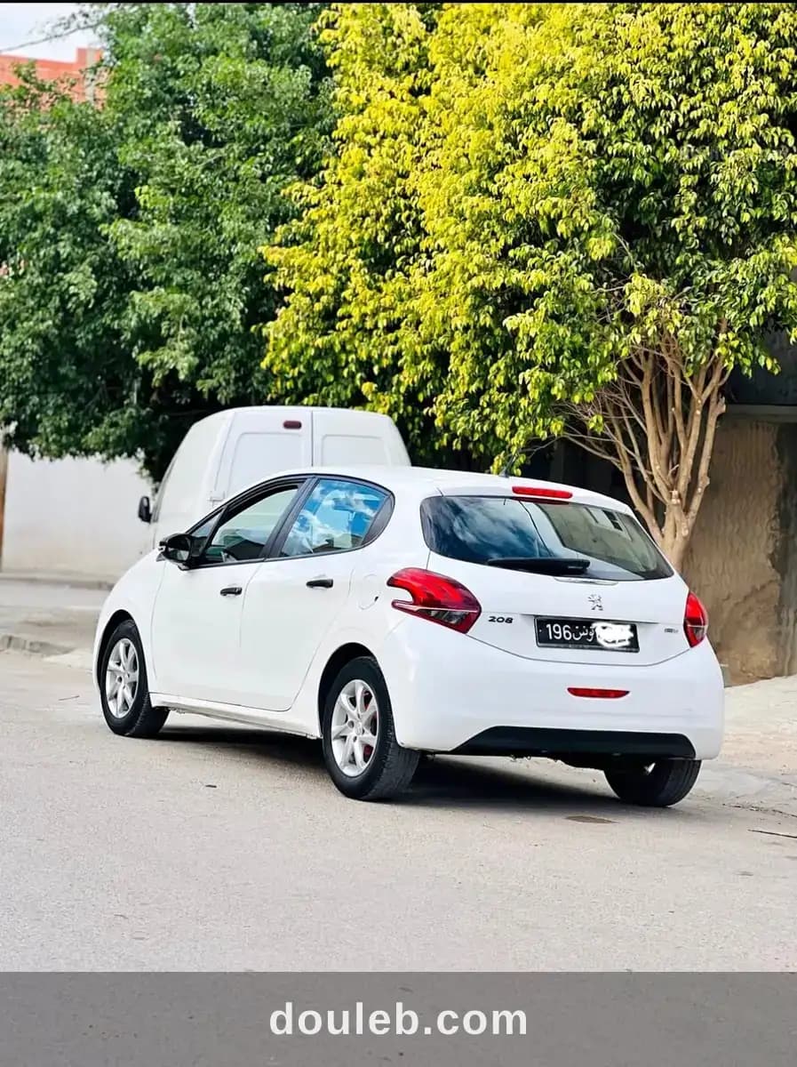 Peugeot 208 - Miniature 3