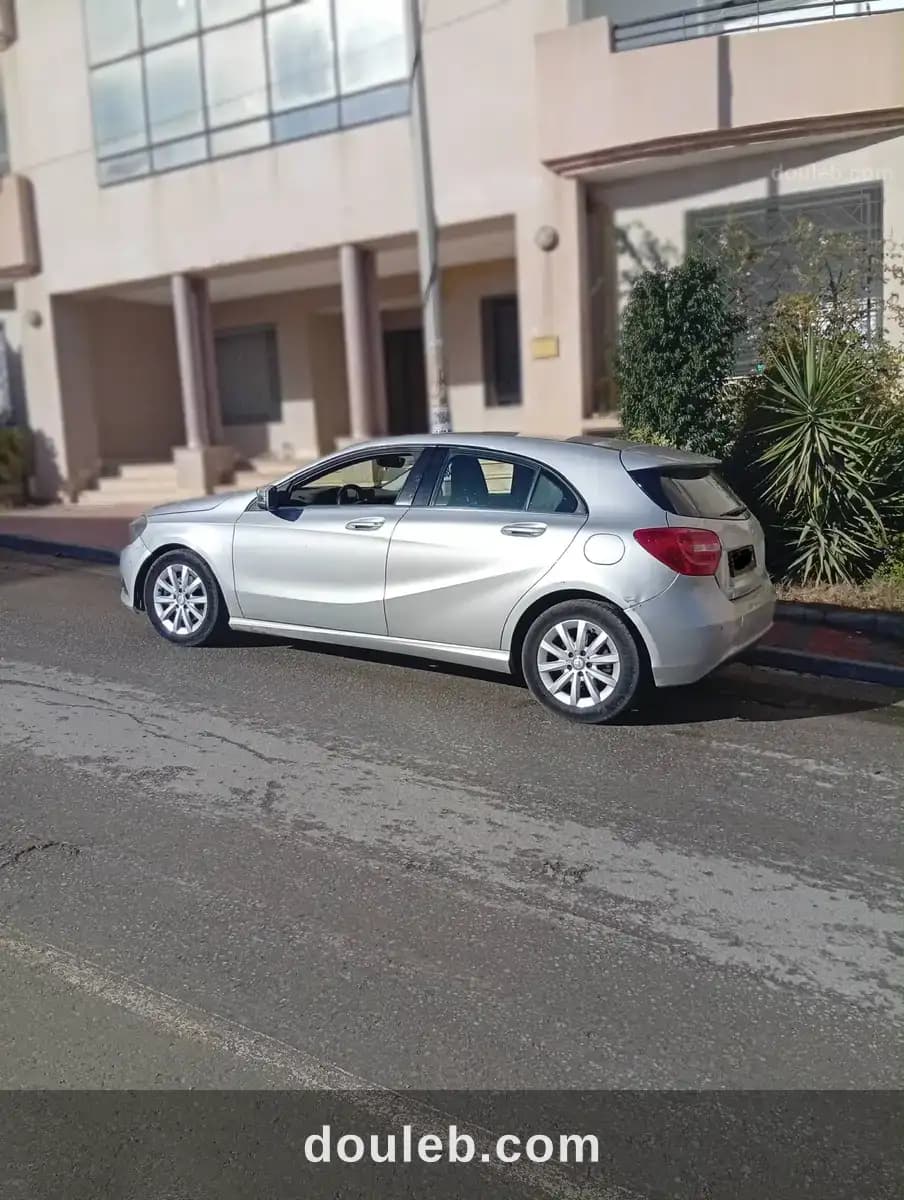 Mercedes a180 - Miniature 4