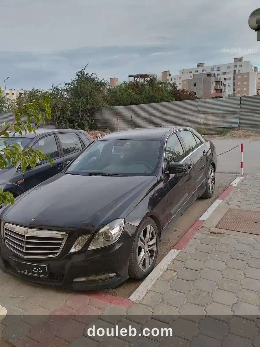 Mercedes e 200 en bonne état - Miniature 4