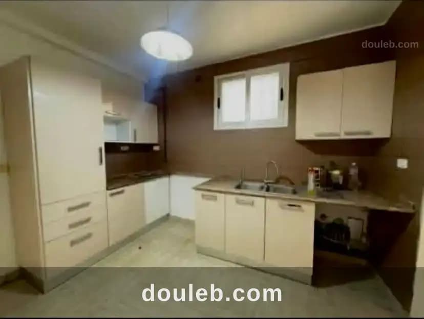 Un duplex propre avec jardin qui done sur deux rue - Miniature 3