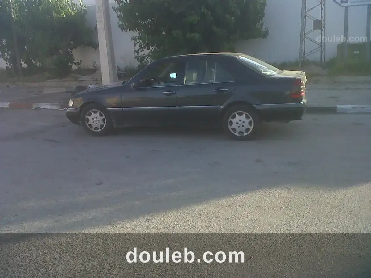 Mercedes c250 couleur noir - Miniature 2