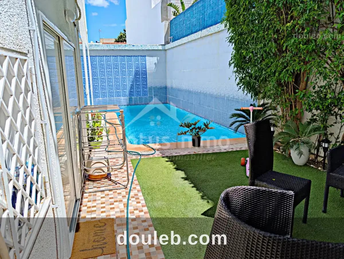 Villa jumelée d'un côté avec piscine à Ariana