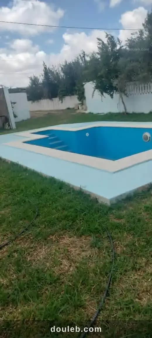 Maison avec un piscine 800m2 - Miniature 2