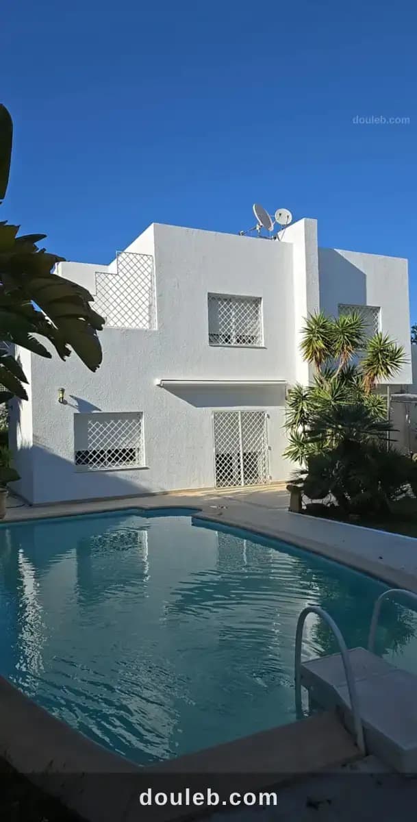 Villa avec un jardin et une piscine à Ariana