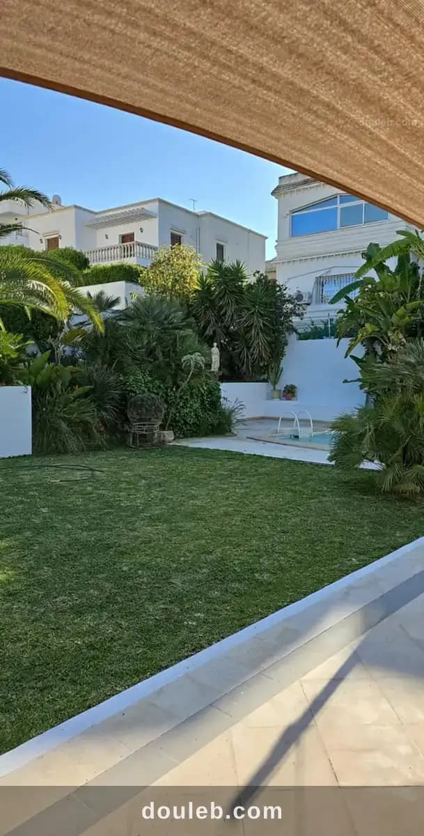 Villa avec un jardin et une piscine - Miniature 5