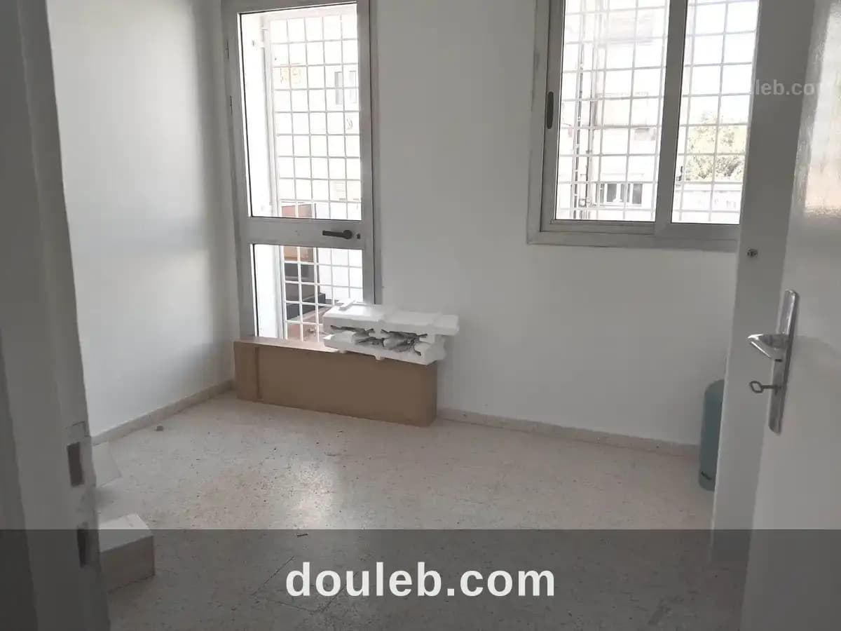 Bureau gd hall plus trois pièces à Tunis