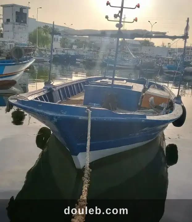 Bateau avec permis de pêche - Photo 1