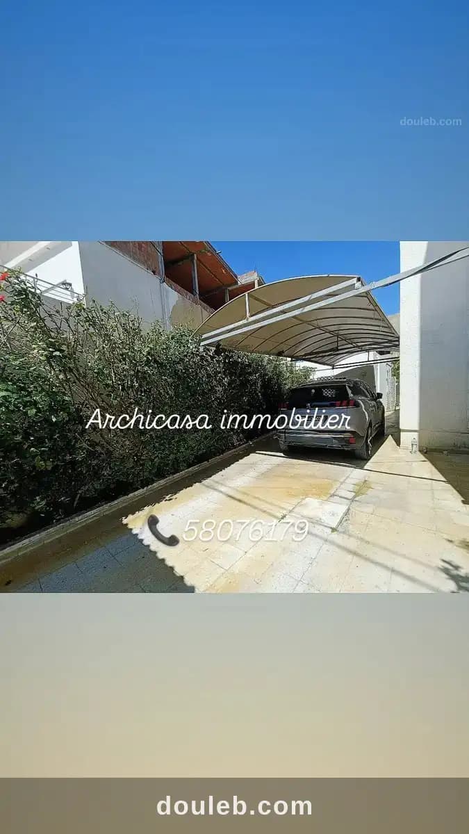 Une villa avec piscine - Miniature 3