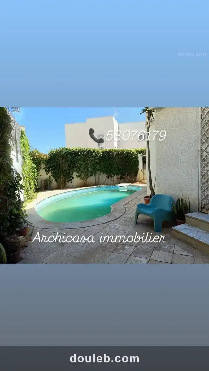 Une villa avec piscine - Miniature 5