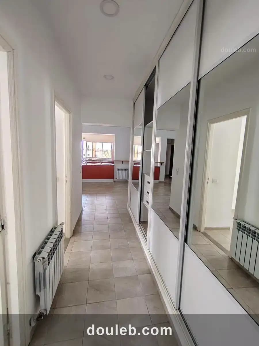 Menzah 7 joli étage villa s2 bien situé à Ariana
