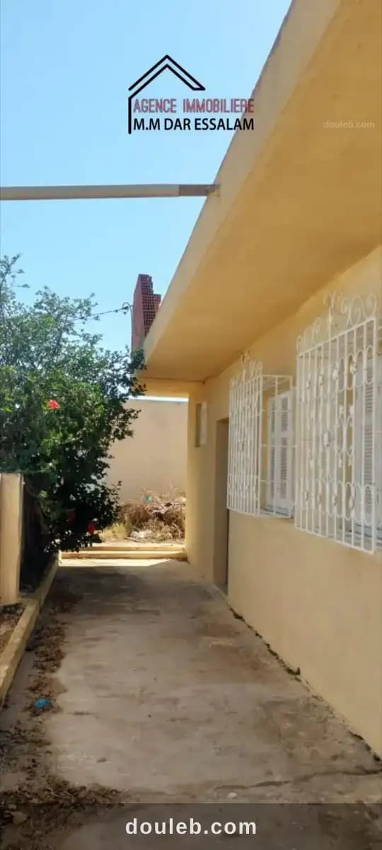 Maison une maison spacieuse avec un garage - Miniature 2