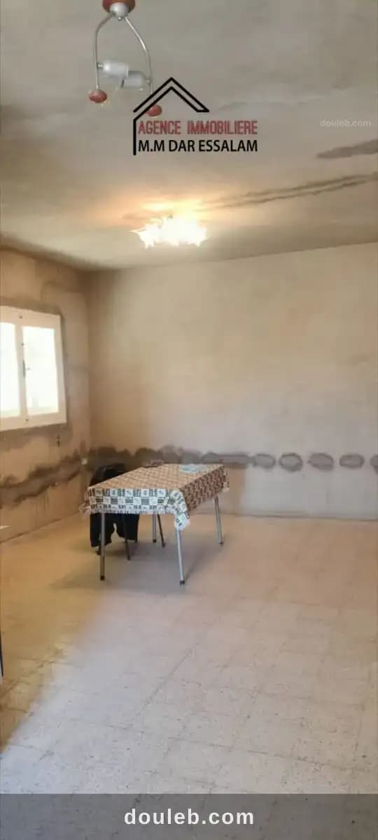 Maison une maison spacieuse avec un garage - Miniature 3
