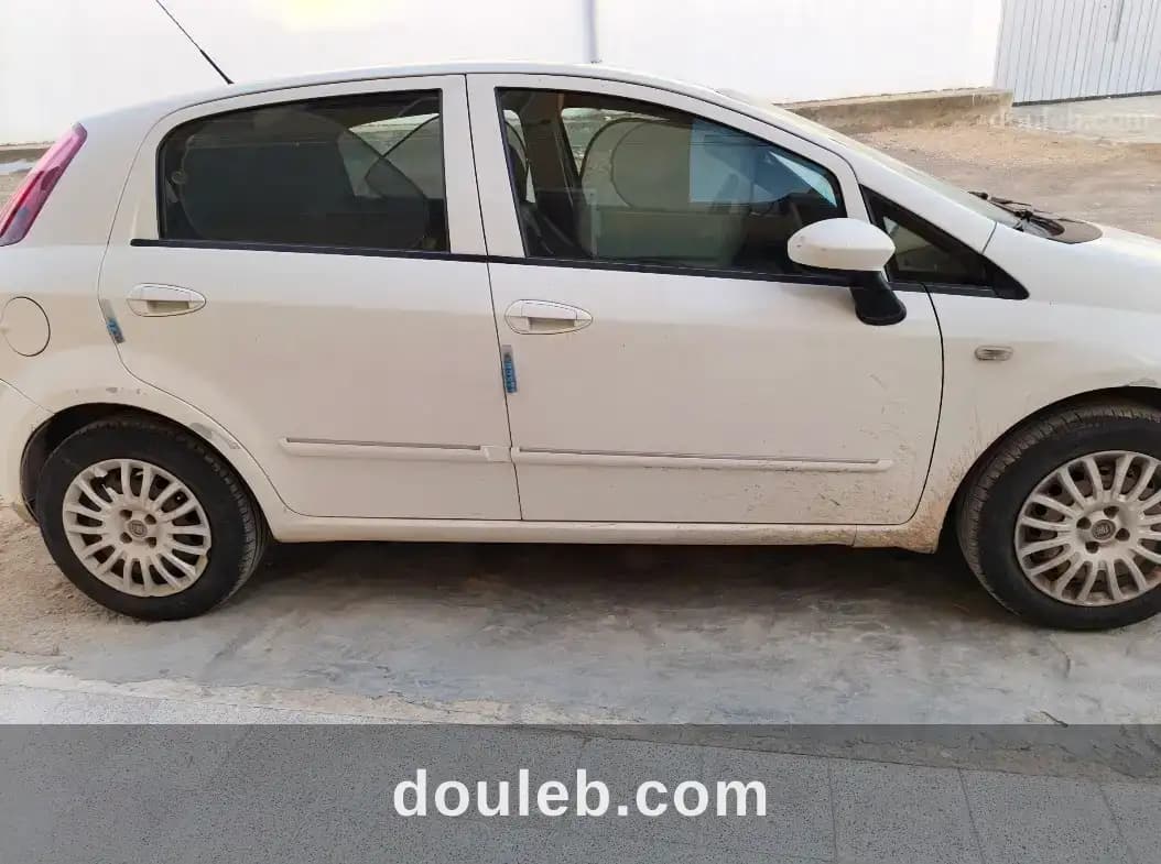 Une belle voiture fiat grande punto - Miniature 2