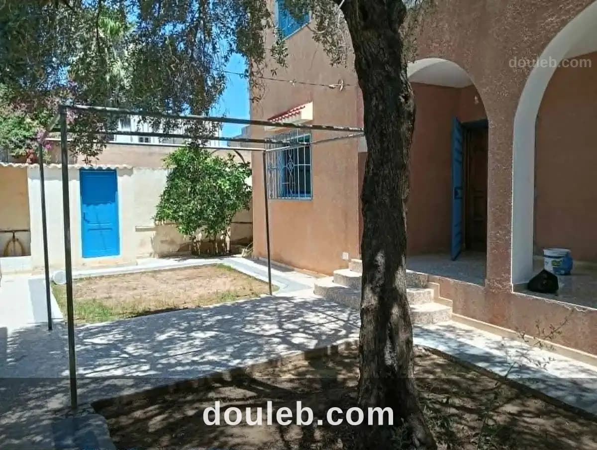 Un vaste étage de villa à dar fadhal à Ariana