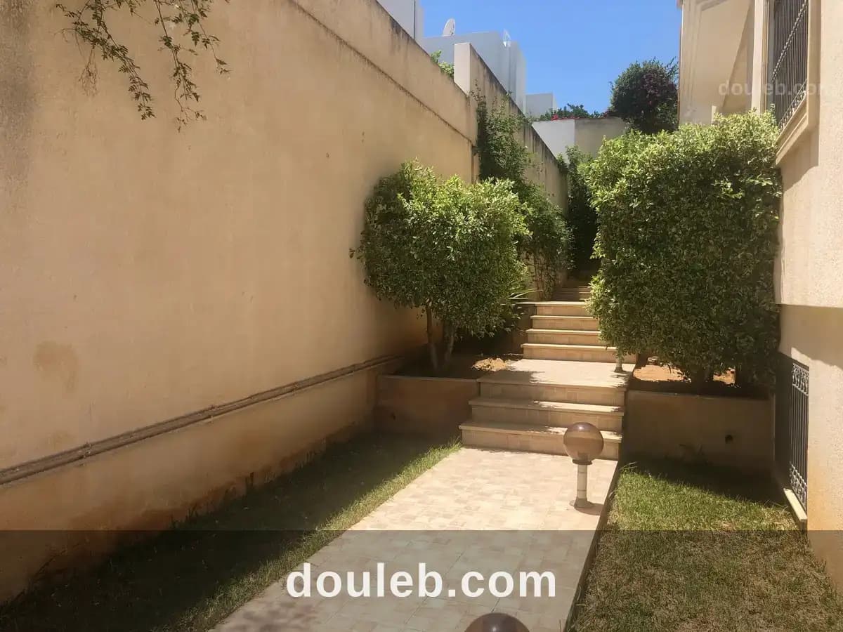 Villa jumelée avec jardin à ennasr 2 à Ariana