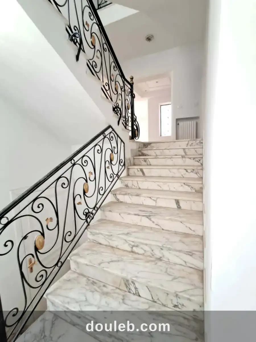 Ennasr 2 villa s6 avec jardin à Ariana