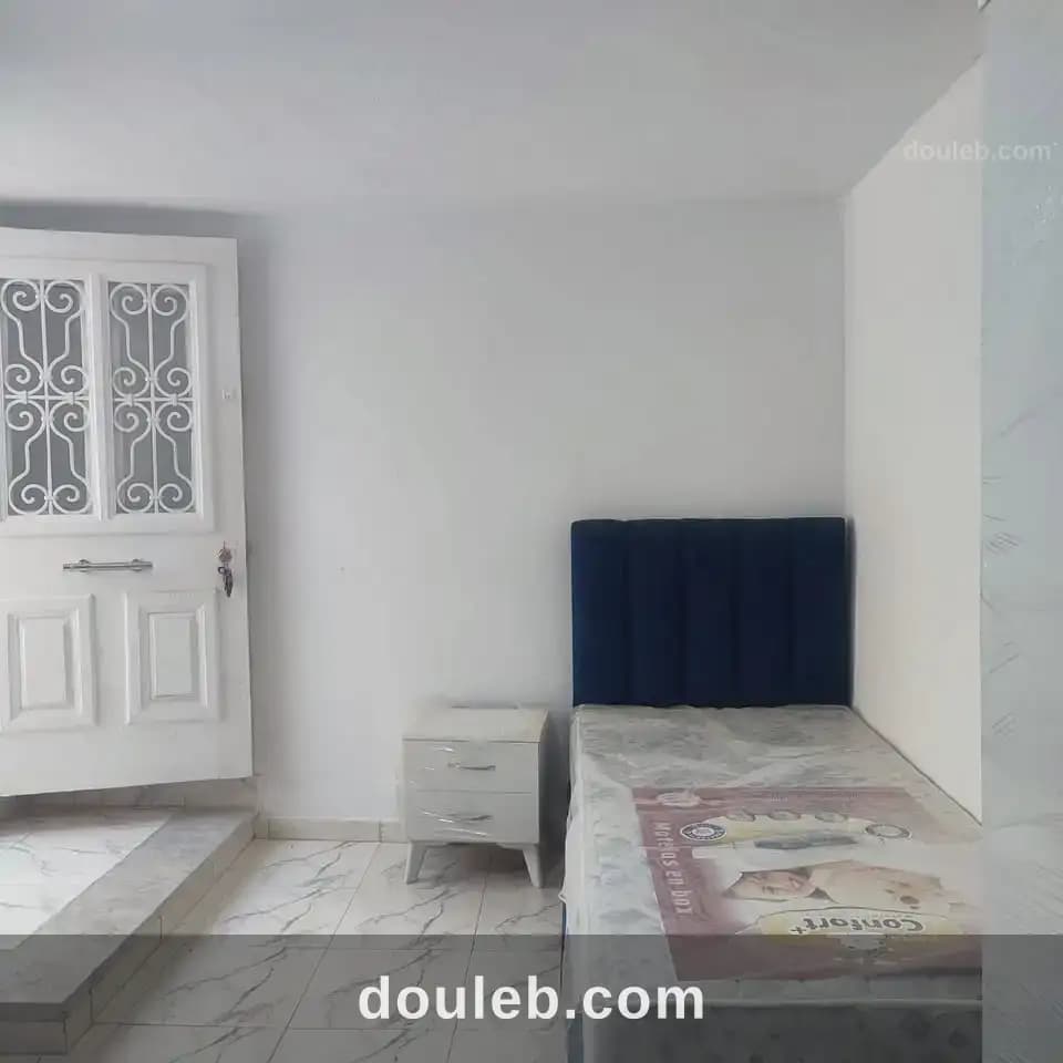 Superb studio s0 meublée - Miniature 3