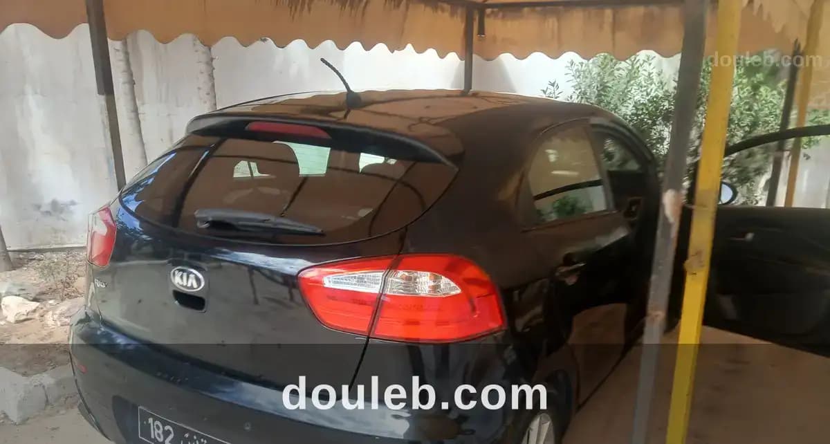 Voiture kia rio coupé - Miniature 4