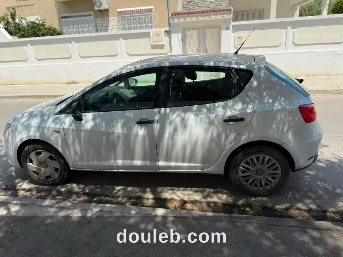 Seat ibiza en très bonne état chez une femme - Miniature 2