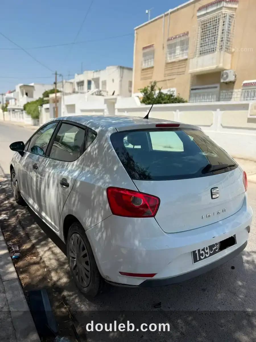 Seat ibiza en très bonne état chez une femme - Miniature 3