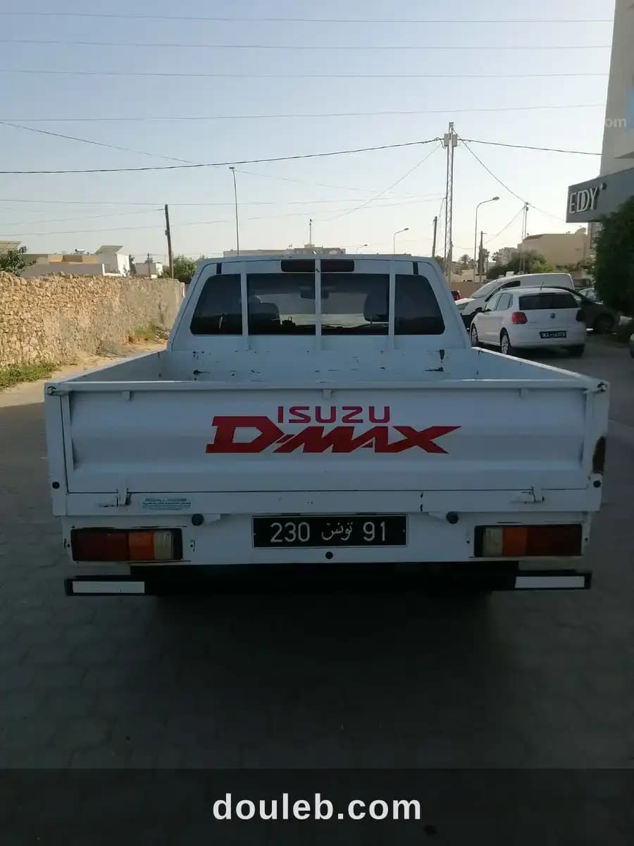 Isuzu dmax 4 portes très propre à Tunis