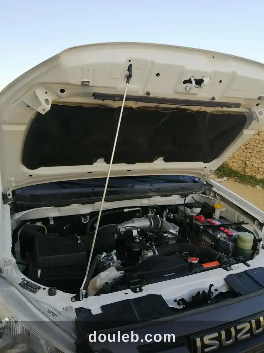 Isuzu dmax 4 portes très propre - Miniature 4