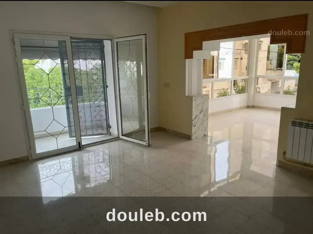 Etage de villa s plus 4 a menzah 4 à Tunis