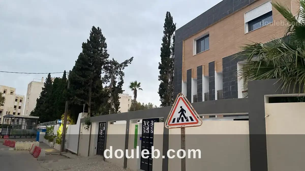 Etage villa a cote du pmf mutuelleville tunis - Miniature 2
