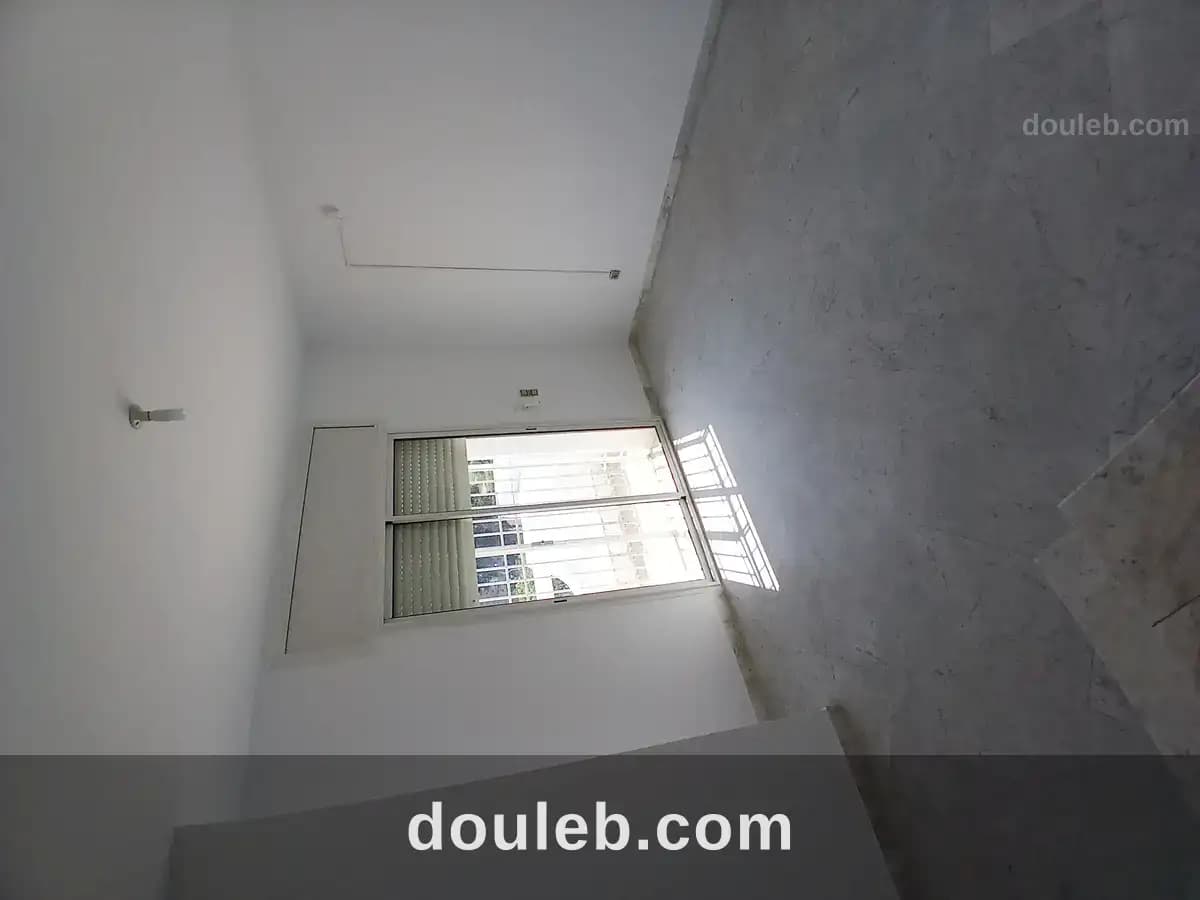 Villa sur artère commercial menzah 9 à Tunis