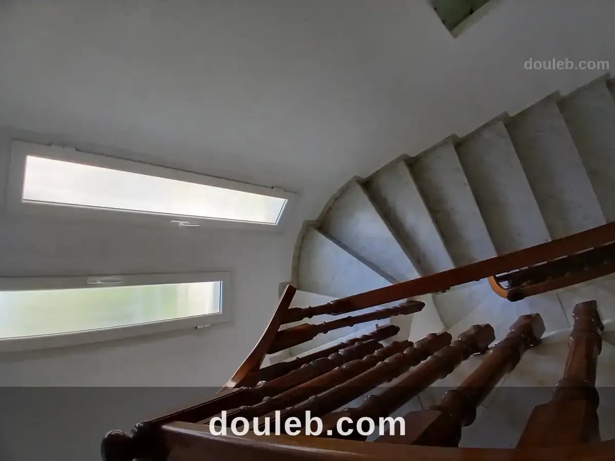 Villa sur artère commercial menzah 9 - Miniature 2