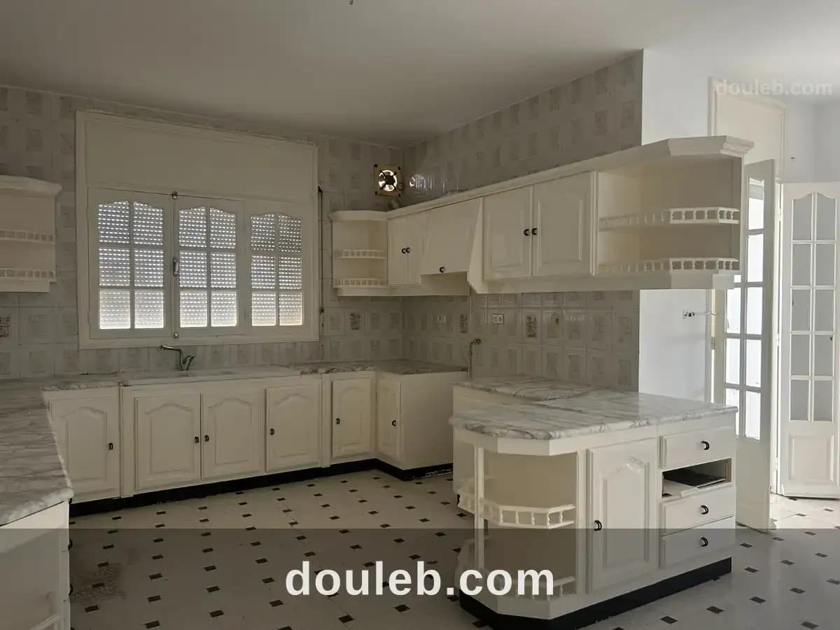 Villa à nasr 1 sur deux niveaux à Ariana