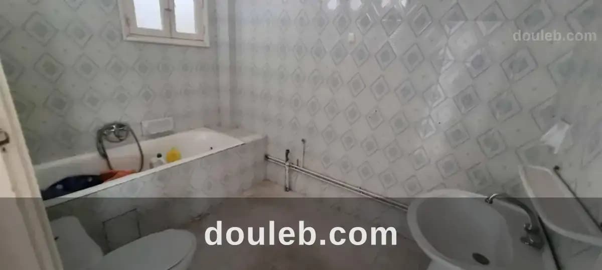 Appartement lumineux avec emplacement stratégique à Ariana