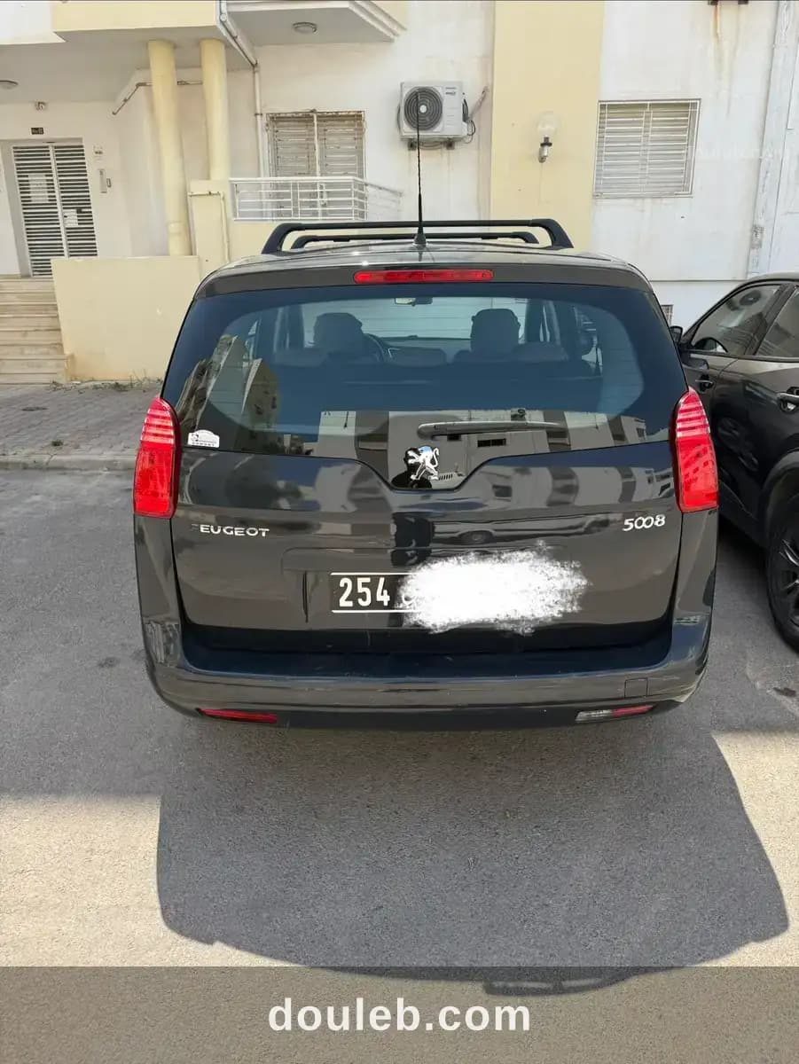 Peugeot 5008 bleue à Ariana