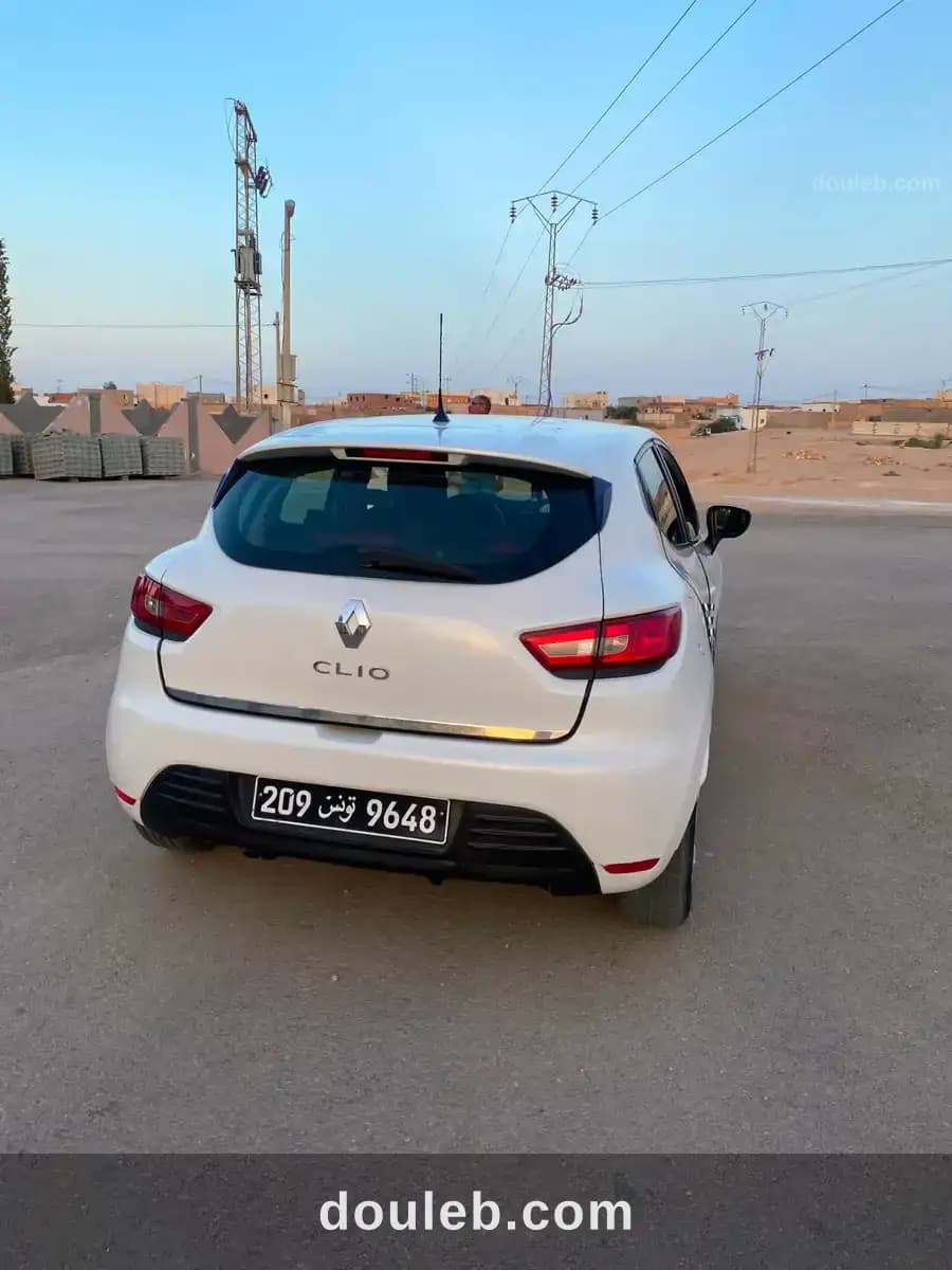 Renault clio 4 en bon état - Miniature 3