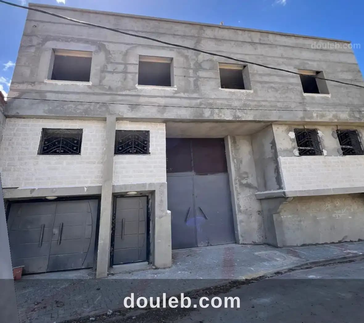 Immeuble r2 218m2 et dépôt 200m2 et ss sol ariana à Ariana