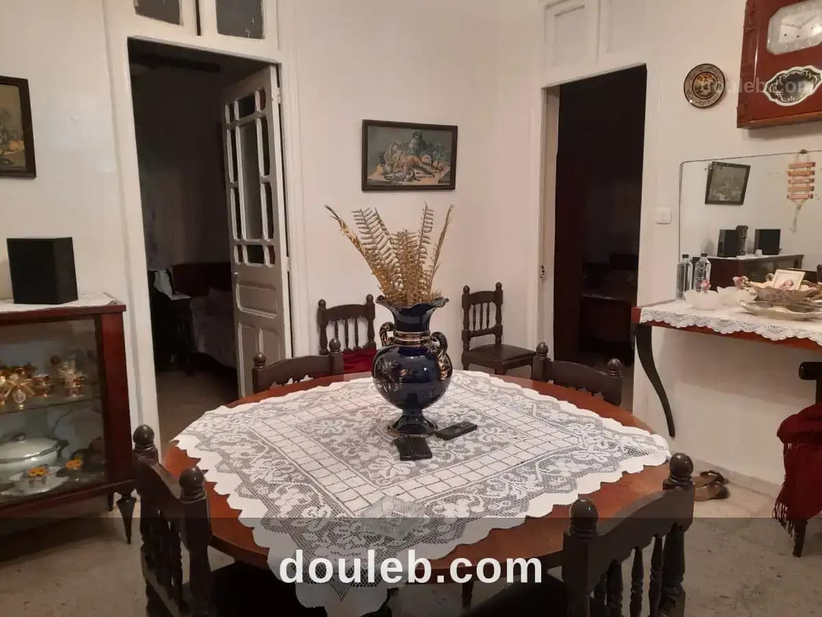 Grande maison avec local commerce sur av principal à Tunis