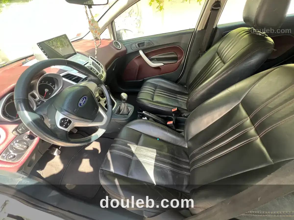 Ford fiesta titanium - Miniature 5